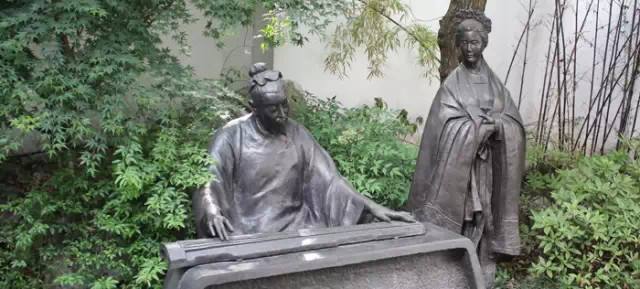 元代著名的女书法家管道升与赵孟頫夫妇雕像