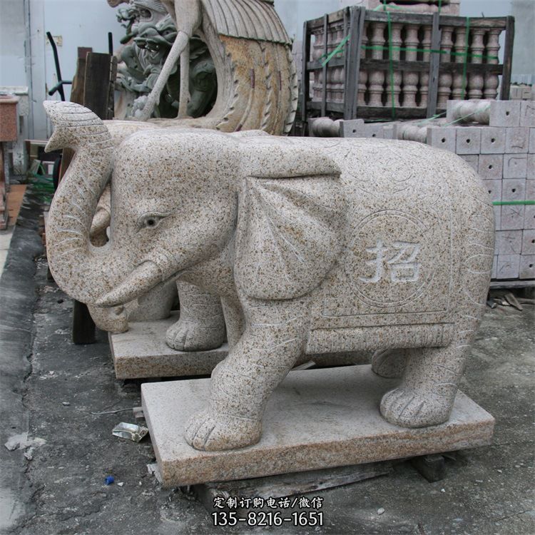象征正大广场繁荣与富足：个性石雕大象
