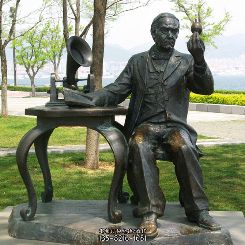 世界名人著名的美国发明家爱迪生铸铜雕塑-公园爱迪生与灯泡和留声机的情景小品雕塑