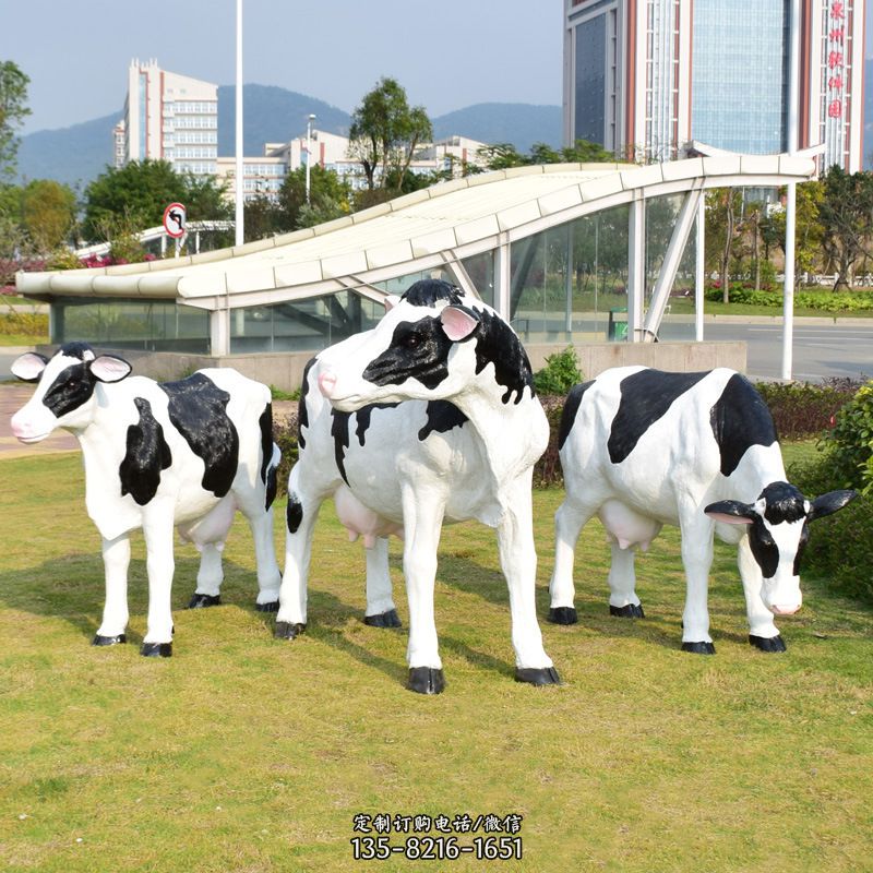 峄城区玻璃钢仿真奶牛雕塑公园草坪装饰景观雕塑动物摆件