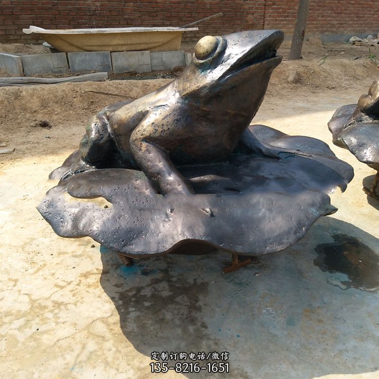铜雕青蛙喷水雕塑
