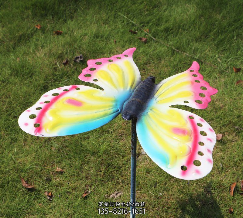 生动醒目的蝴蝶雕塑，为你照亮夜色