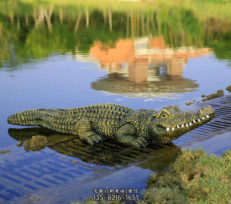 池塘水池仿真大鱷魚雕塑玻璃鋼園林水景草叢動物擺件