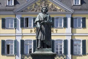 世界名人欧洲古典主义时期著名作曲家贝多芬景区广场铜雕塑像