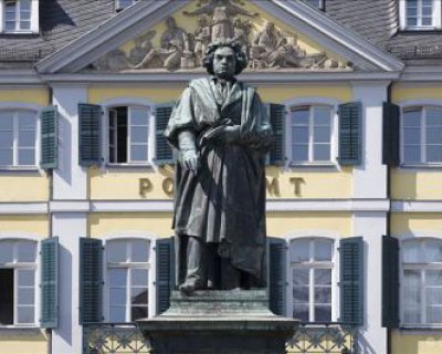 世界名人欧洲古典主义时期著名作曲家贝多芬景区广场铜雕塑像