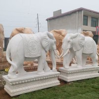 学校石雕大象-人举大象雕塑