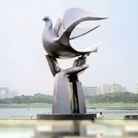 雕像上面站一只鸽子