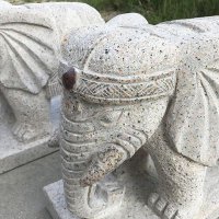 奇特的石雕大象雕像