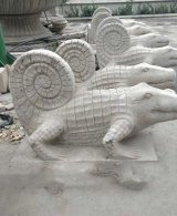 园林水池水景鳄鱼砂岩喷水雕塑