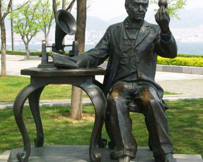 世界名人著名的美国发明家爱迪生铸铜雕塑-公园爱迪生与灯泡和留声机的情景小品雕塑