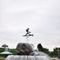 景区游乐园不锈钢创意景观喷泉雕塑-鲸鱼和玩滑板的米老鼠