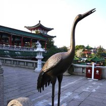 铜雕仙鹤雕塑-不锈钢抽象网格仙鹤，公园草坪动物雕塑摆件
