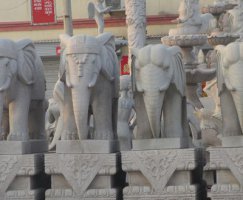大象石柱雕塑-铜雕童子洗大象