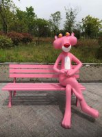 坐姿顽皮粉红豹雕塑+椅子