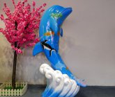 蓝色彩绘海豚雕塑