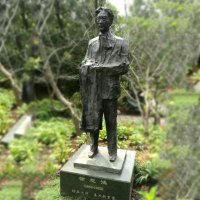 徐悲鸿雕塑著名奔马画家公园铜雕像