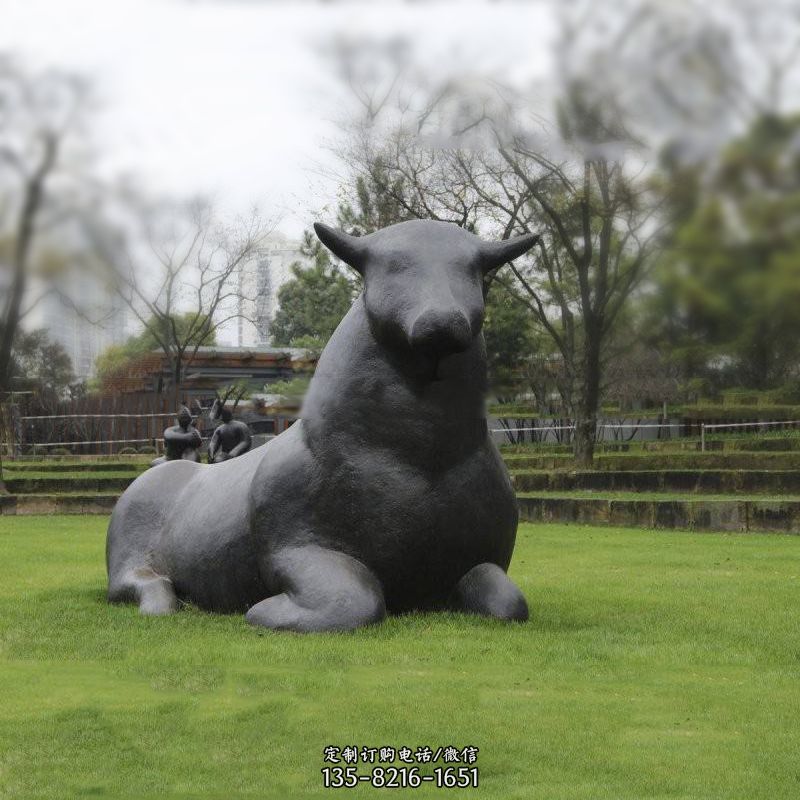 把动物抽象化，精美的铜牛雕塑在公园草坪美丽耀眼