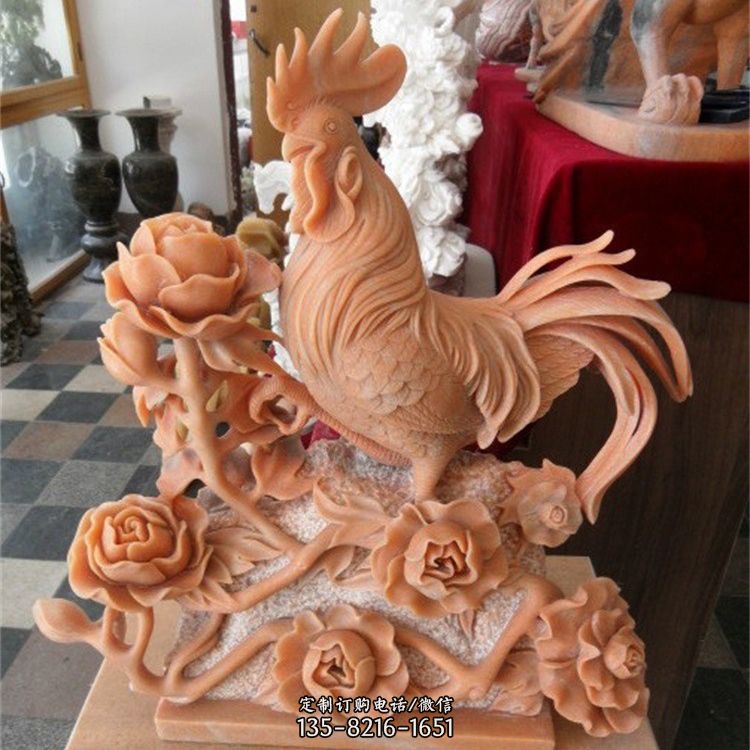 晚霞红石雕公鸡雕塑图片