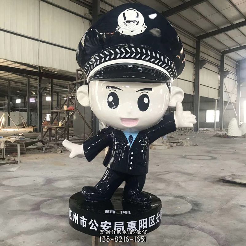 可愛的警察卡通雕塑