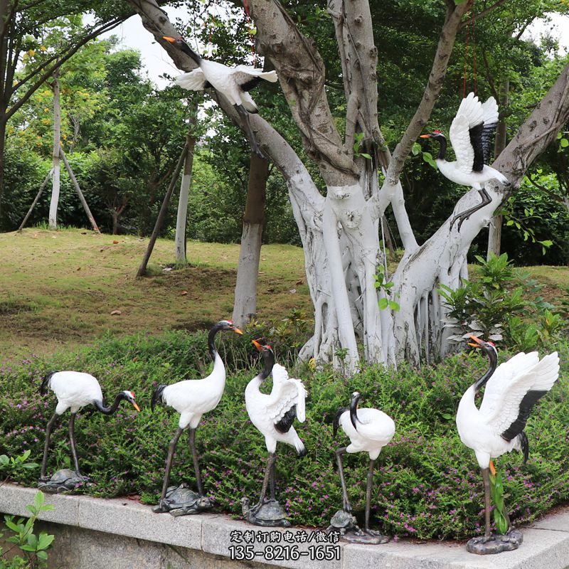 池塘中的雕塑仙鹤