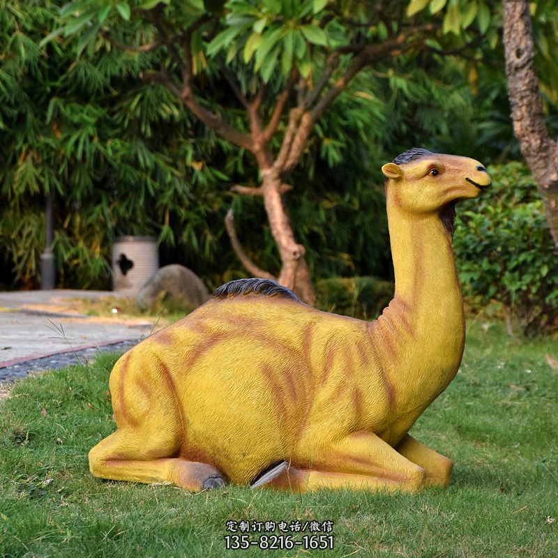 仿真爬卧的骆驼雕塑-公园草坪动物摆件