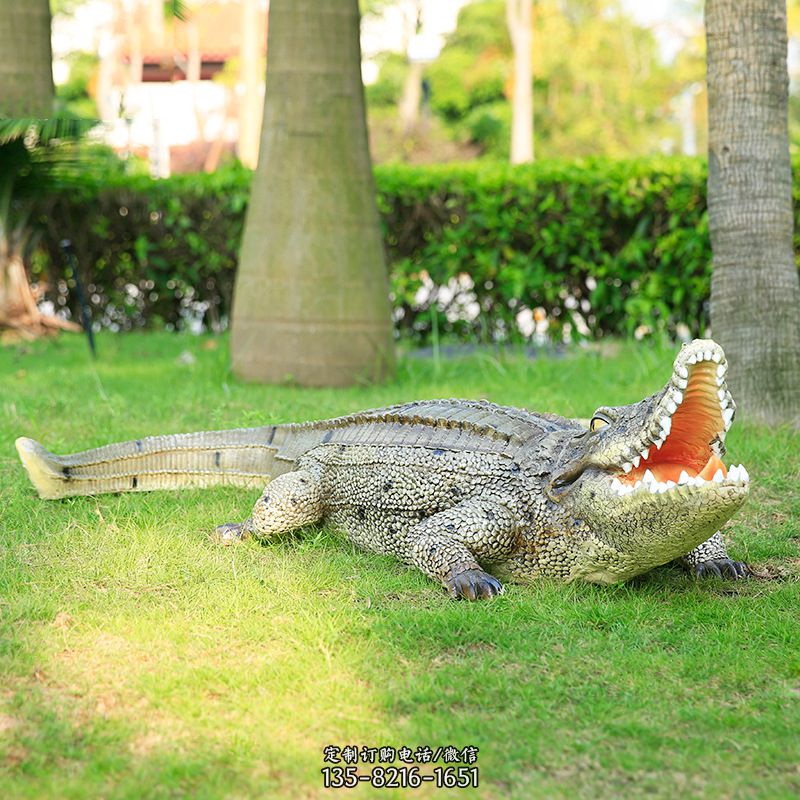 园林仿真鳄鱼-树脂鳄鱼仿真动物雕塑，公园水池草丛动物摆件