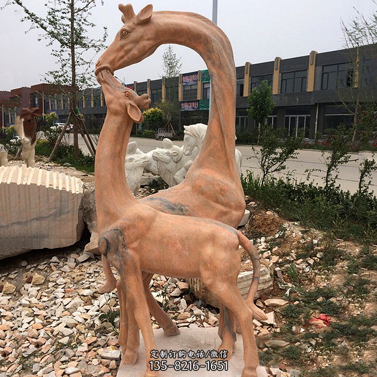 晚霞红石雕长颈鹿-校园公园母子亲情景观雕塑图片