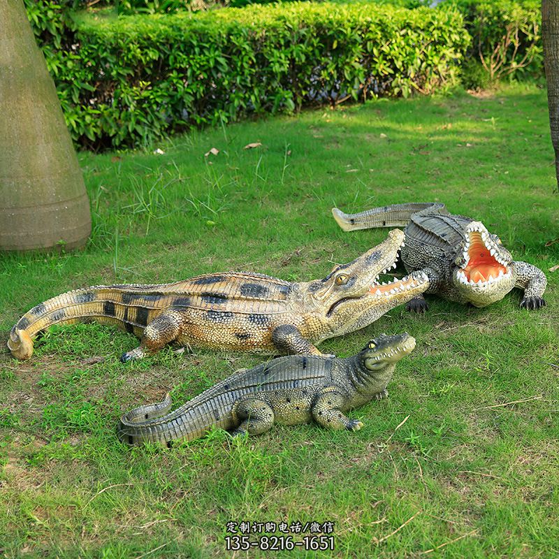 公园草地鳄鱼仿真动物雕塑