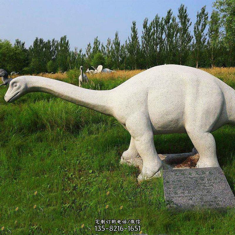 雷龙石雕-景区园林草坪动物景观雕塑图片