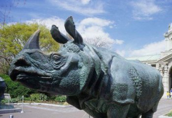 动物/游客/犀牛：北京动物园犀牛雕塑刻上没有买卖就没有杀害