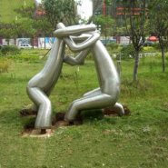 公园草坪镜面不锈钢抽象摔跤人物雕塑景观