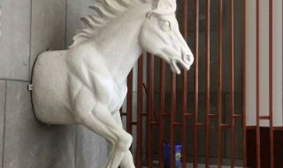 玻璃钢创意马雕塑-穿墙而过的动物雕塑摆件