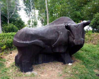 铜雕抽象牛-公园草坪水牛雕塑