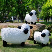 玻璃钢卡通羊-公园草坪动物雕塑摆件