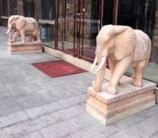 刻绘石雕大象-大象喷水雕塑