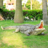 园林仿真鳄鱼-树脂鳄鱼仿真动物雕塑，公园水池草丛动物摆件