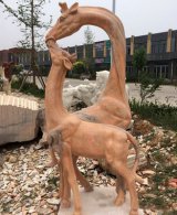晚霞红石雕长颈鹿-校园公园母子亲情景观雕塑