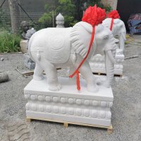 跪坐的大象石雕