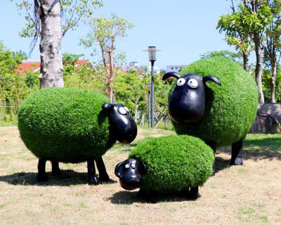 仿真草皮肖恩羊卡通雕塑-公园园林草坪动物摆件