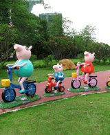 小猪佩奇骑自行车雕塑-儿童游乐园卡通动物摆件