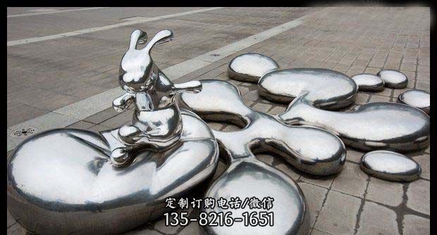 广场不锈钢抽象水珠上的兔子雕塑