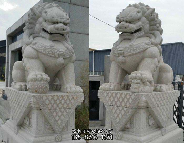 立于荣耀之中的狮子雕塑
