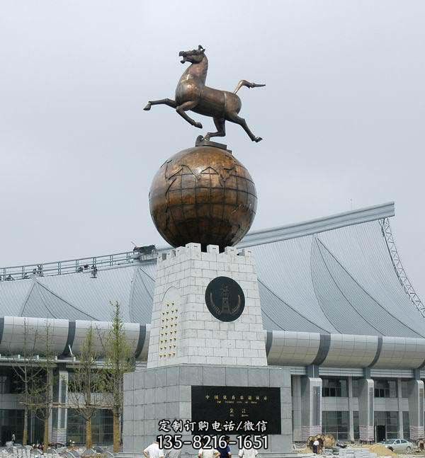 广场站在地球上的马景观铜雕
