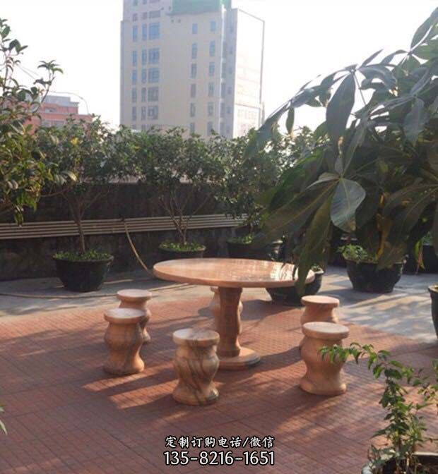 晚霞红圆桌凳公园石雕图片