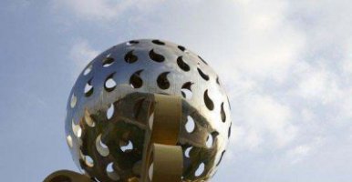 广场不锈钢镂空球造型雕塑