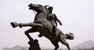 公园骑马的西方人物景观铜雕
