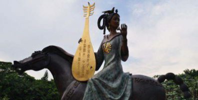 公园骑马的拿琵琶古代美女人物铜雕