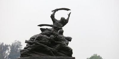 广场打仗纪念景观铜雕