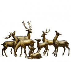 黄铜色鹿群雕塑