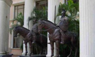 酒店门口骑马的罗马士兵人物铜雕